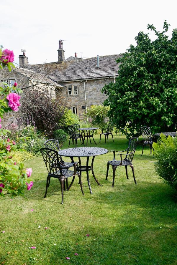Ashfield House Hotel Grassington Exterior foto The garden at the Old Swan
