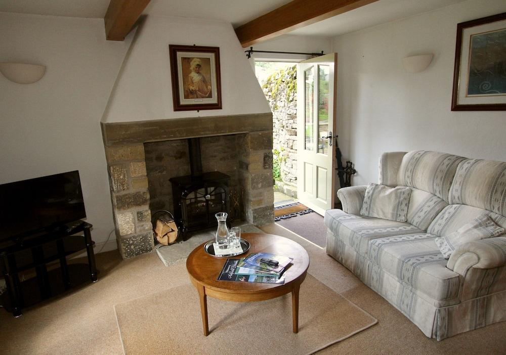 Ashfield House Hotel Grassington Exterior foto The living room at The Old School House