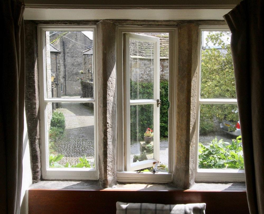 Ashfield House Hotel Grassington Exterior foto A window with a mullion frame
