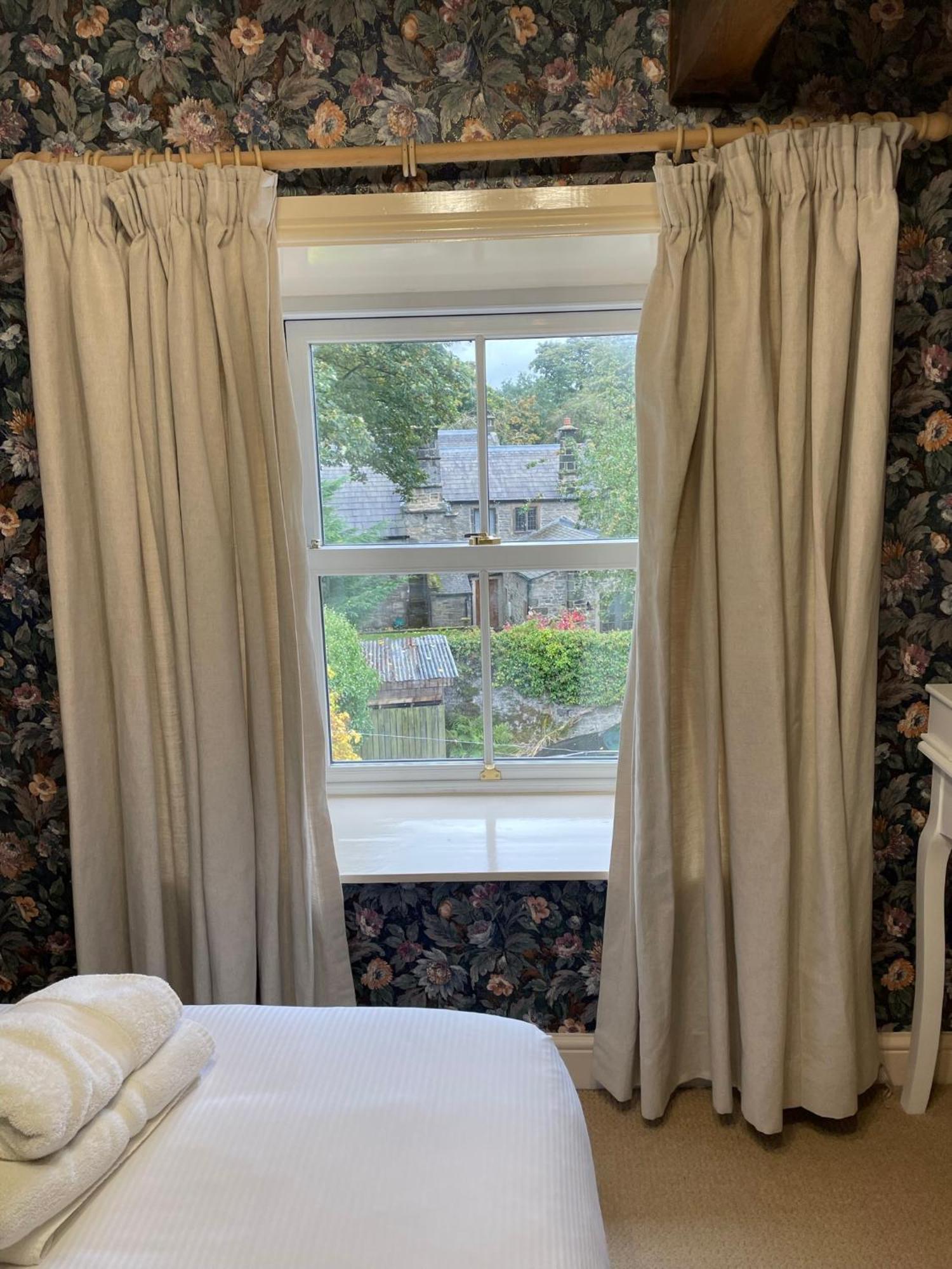 Ashfield House Hotel Grassington Cameră foto Curtains in a window